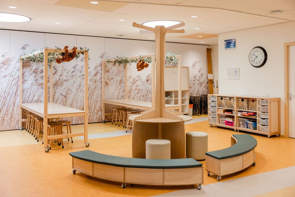 Binnenkant van de school met bankjes